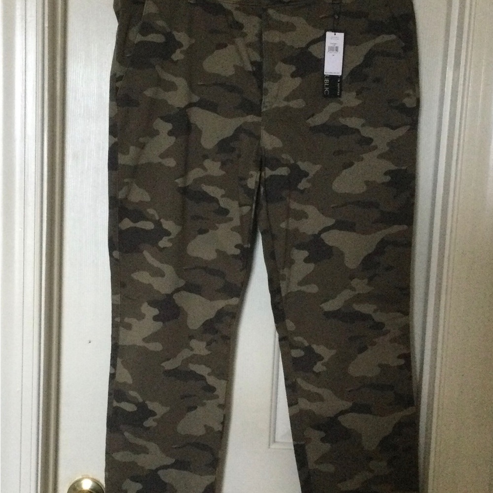 New Banana Republic Camo print chino